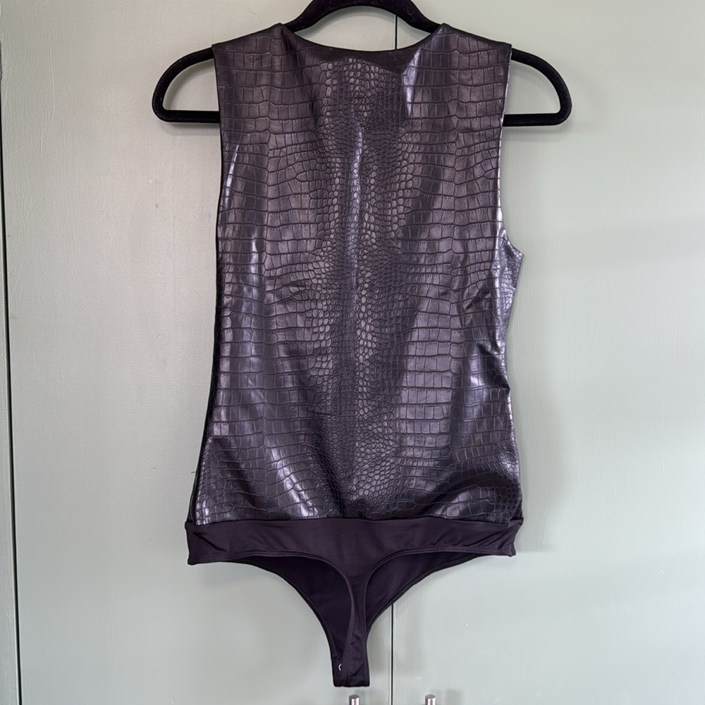 GIFT Express Body Contour Black Croc Faux Leather High Neck Thong Bodysuit Sz M - Picture 3 of 5